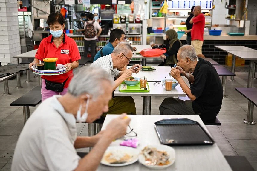 Semua kedai kopi sewaan HDB akan menjual makanan hemat pada tahun 2026 agar makanan tetap terjangkau di jantung negeri