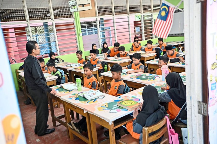 Seragam sekolah kini menjadi pilihan di Malaysia yang dilanda gelombang panas