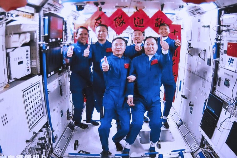 Astronot China bertemu di modul inti stasiun ruang angkasa Tiangong