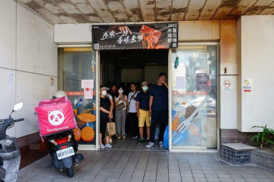 Minum bubble tea di tempat perlindungan serangan udara: Warga Taiwan melakukan latihan dengan tenang di tengah ketegangan Tiongkok