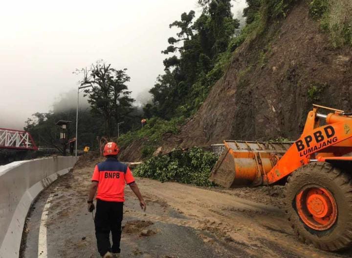 Tiga tewas, ratusan mengungsi akibat tanah longsor di Jawa Timur