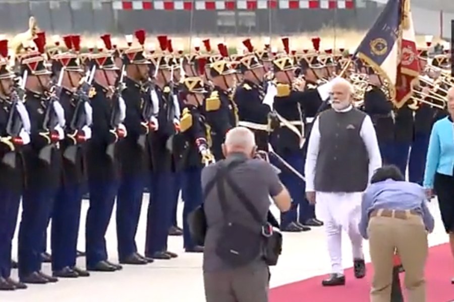 PM Modi tiba di Paris untuk upacara penyambutan