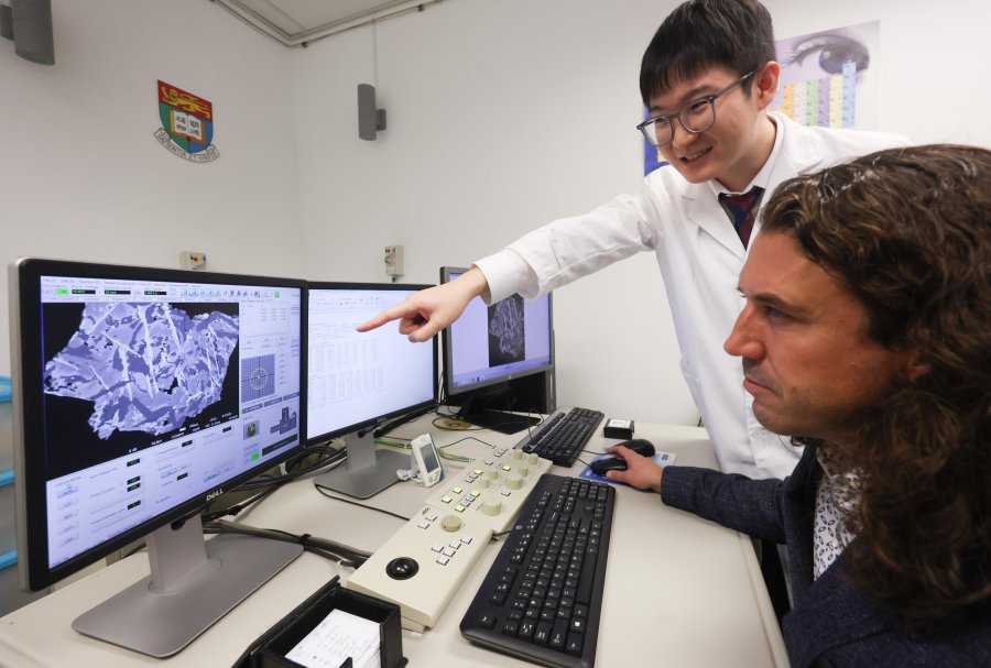 Ahli geologi HKU menjadi orang pertama di Hong Kong yang menganalisis sampel bulan