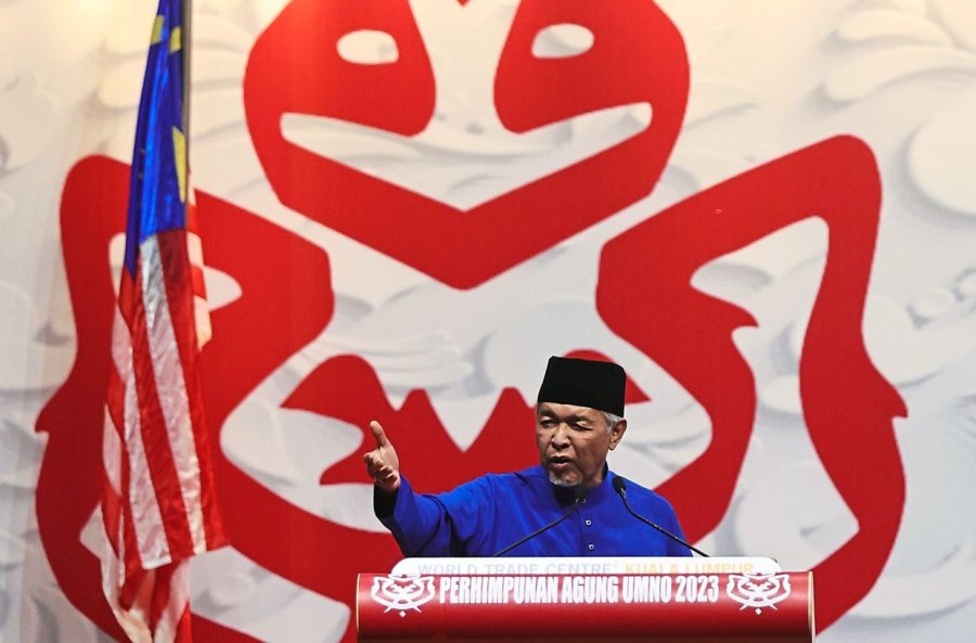 Pemimpin UMNO Zahid mendapat serangan dari para kritikus di tengah buruknya kinerja UMNO dalam pemilu negara bagian