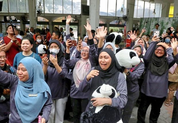 Warga Malaysia mengucapkan selamat tinggal pada anak panda tercinta