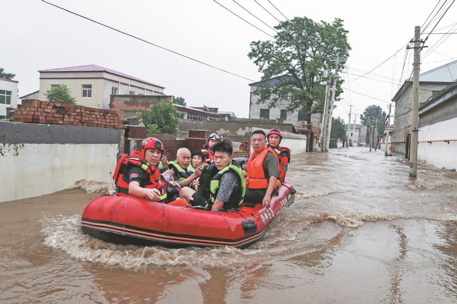 Petugas penyelamat mengatasi tantangan saat air banjir memakan korban jiwa