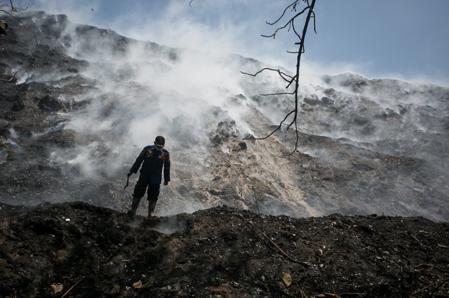 Dry season sparks fires engulfing Central, West Java landfills - Asia ...