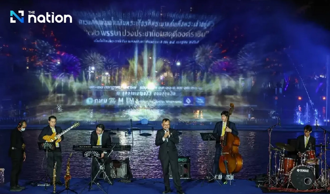 Benjasiri Park unveils water curtain to honour the Thai King’s 72nd birthday