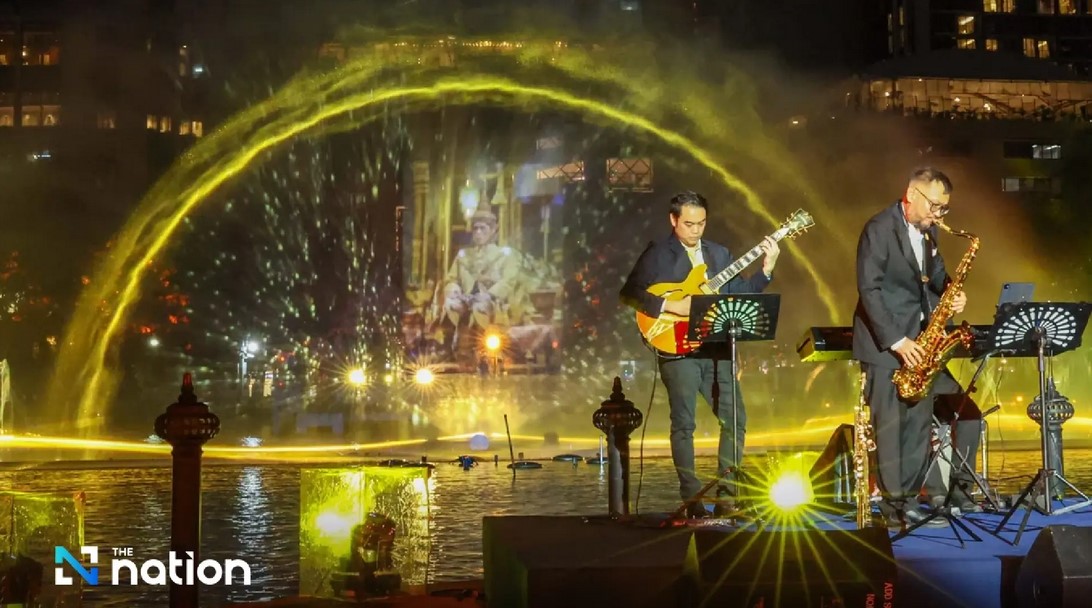 Benjasiri Park unveils water curtain to honour the Thai King’s 72nd birthday