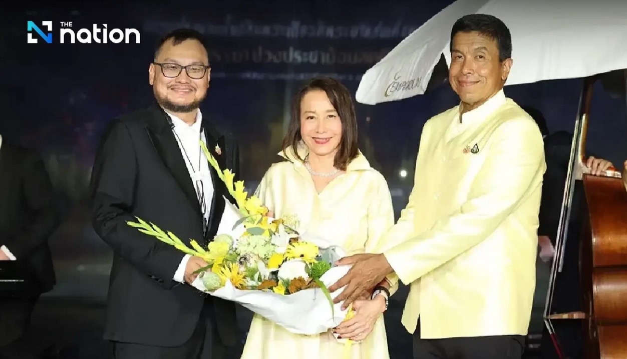 Benjasiri Park unveils water curtain to honour the Thai King’s 72nd birthday