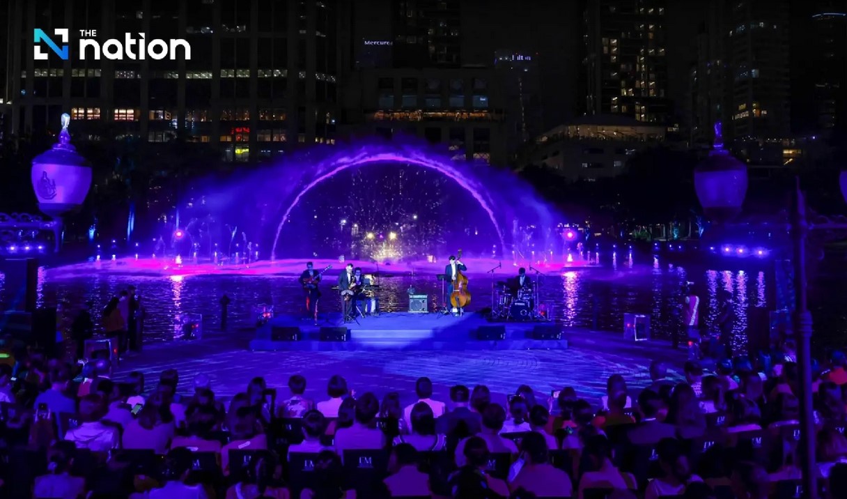 Benjasiri Park unveils water curtain to honour the Thai King’s 72nd birthday