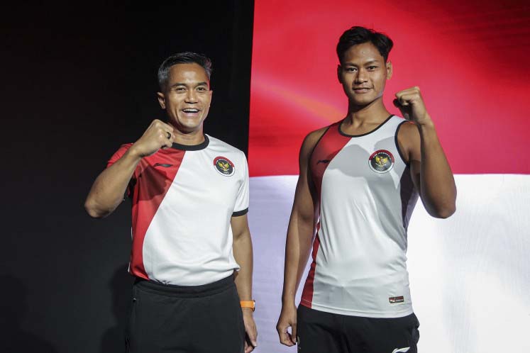 Para penggemar mendukung seragam Olimpiade baru Indonesia