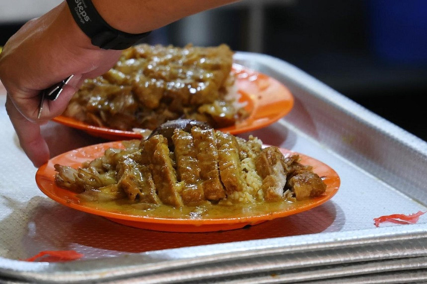 What is Hainanese curry rice, and where can I find it?