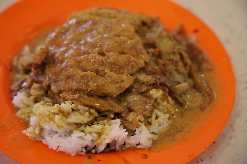 What is Hainanese curry rice, and where can I find it?