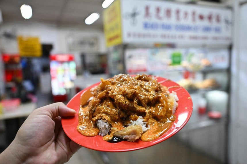 What is Hainanese curry rice, and where can I find it?