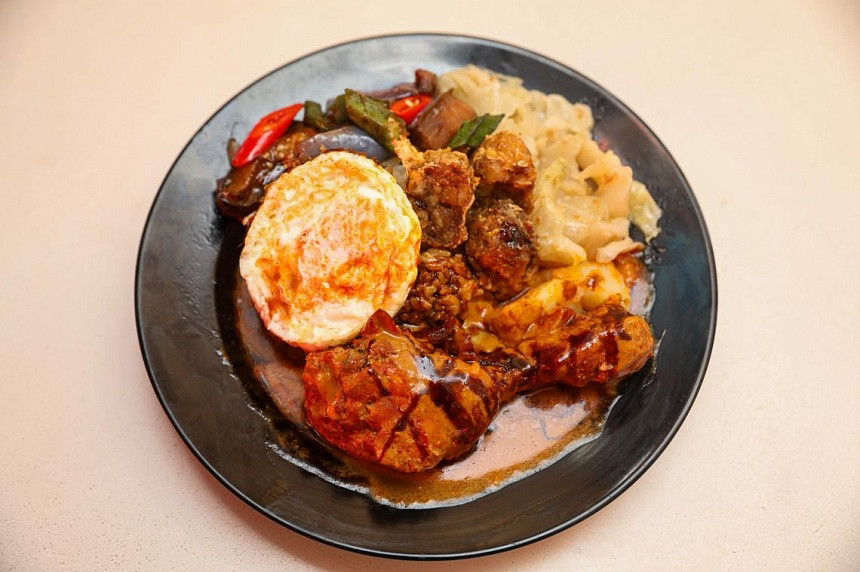 What is Hainanese curry rice, and where can I find it?