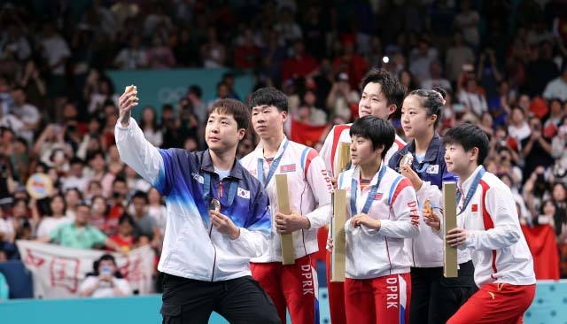 From cold shoulder to selfie together, two Koreas' encounter at Olympics