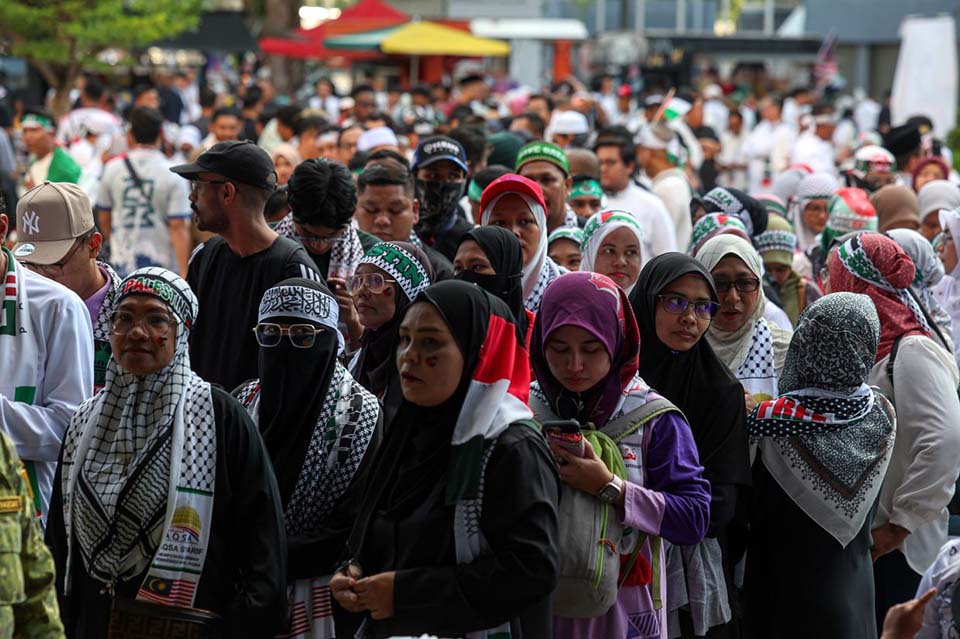 Large crowd gathers for pro-Palestine rally at Kuala Lumpur's Axiata Arena