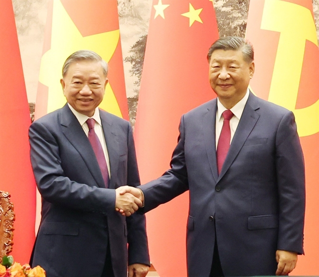 Vietnamese, Chinese leaders discuss major directions to further strengthen cooperation