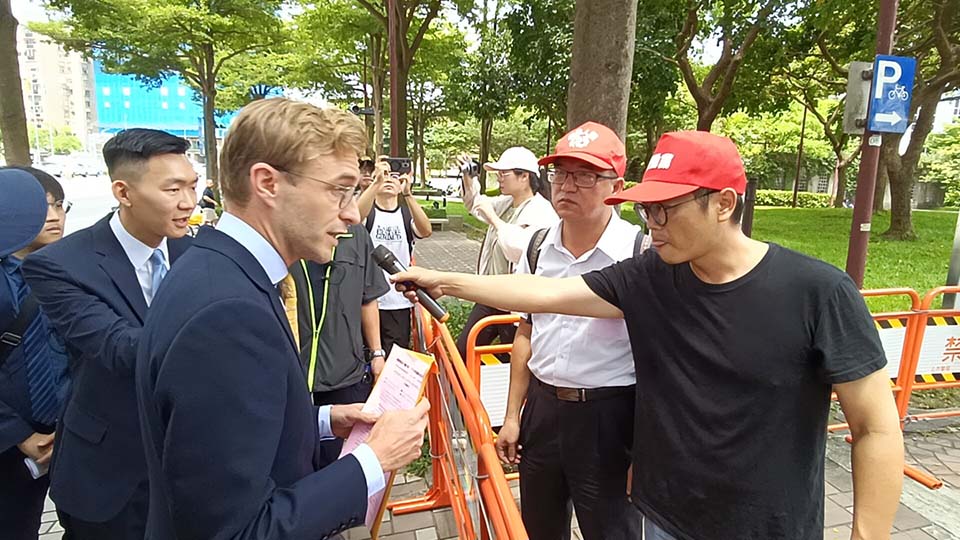 Pro-reunification groups protest IPAC meeting in Taipei