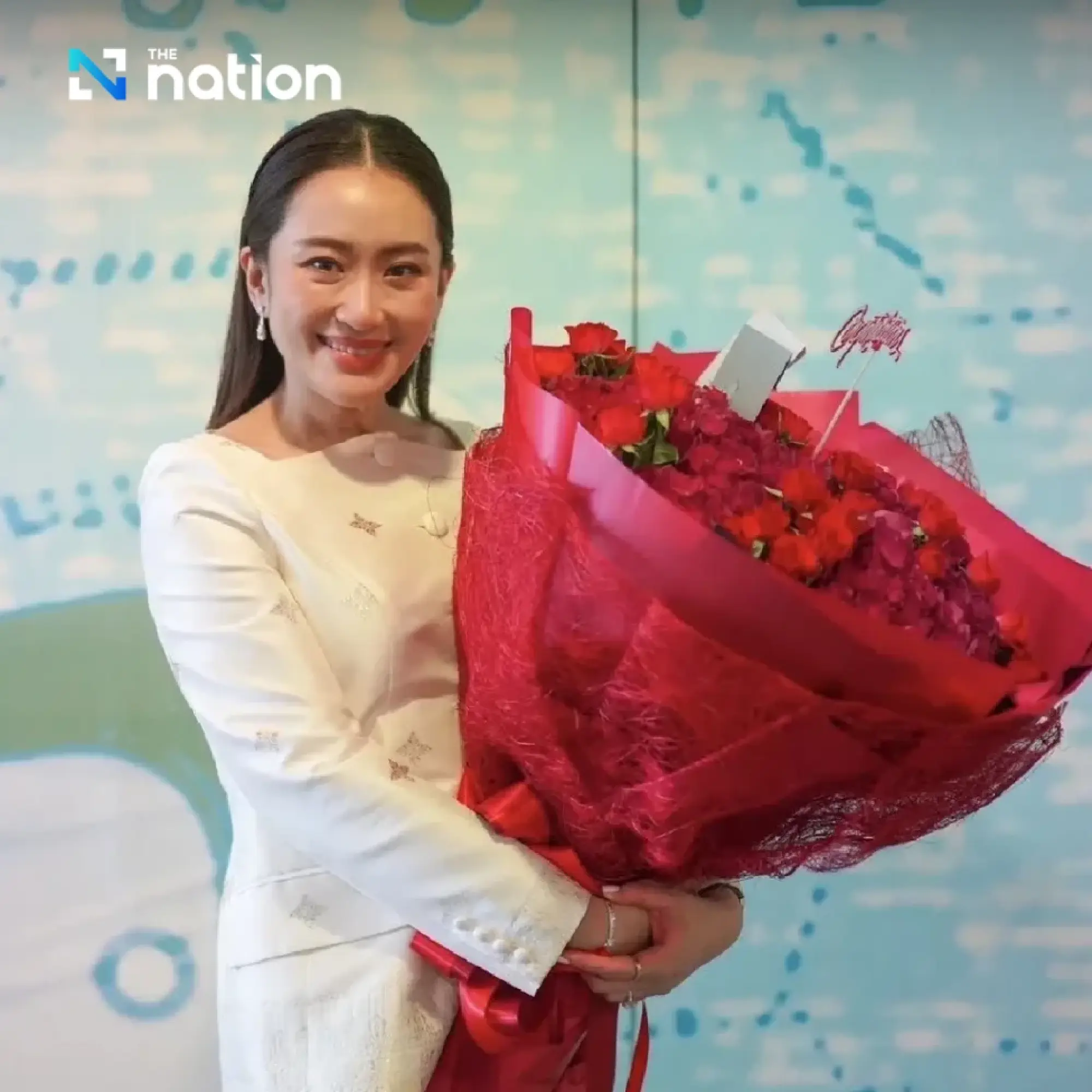 Former Thai PM Yingluck applauds niece Paetongtarn as she takes over as Thai premier
