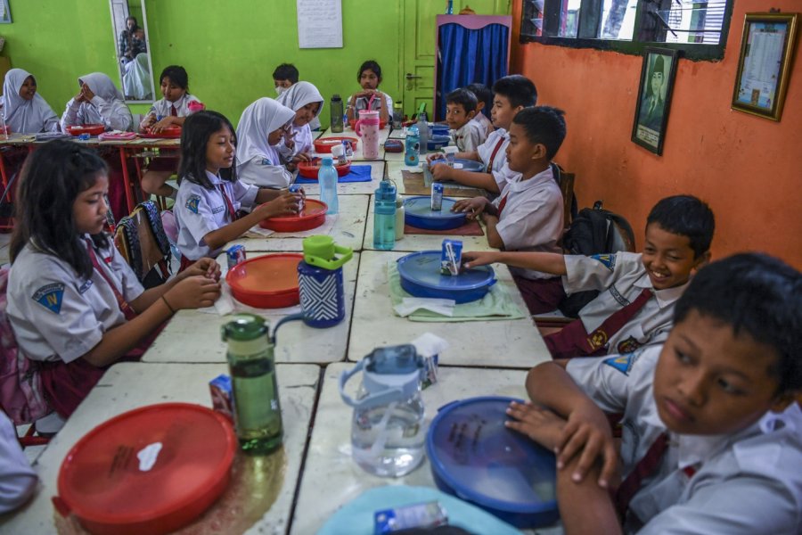 Presiden terpilih Indonesia, Prabowo akan memasukkan sekolah swasta dalam program makanan gratis, kata Badan Gizi