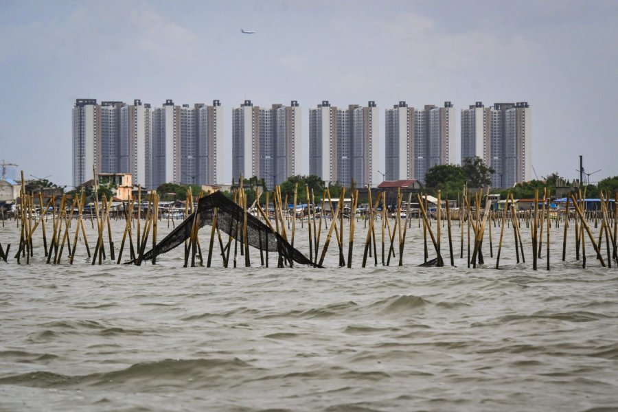 Indonesia Investigates Mysterious 30-Kilometer Fence Along Tangerang Coast