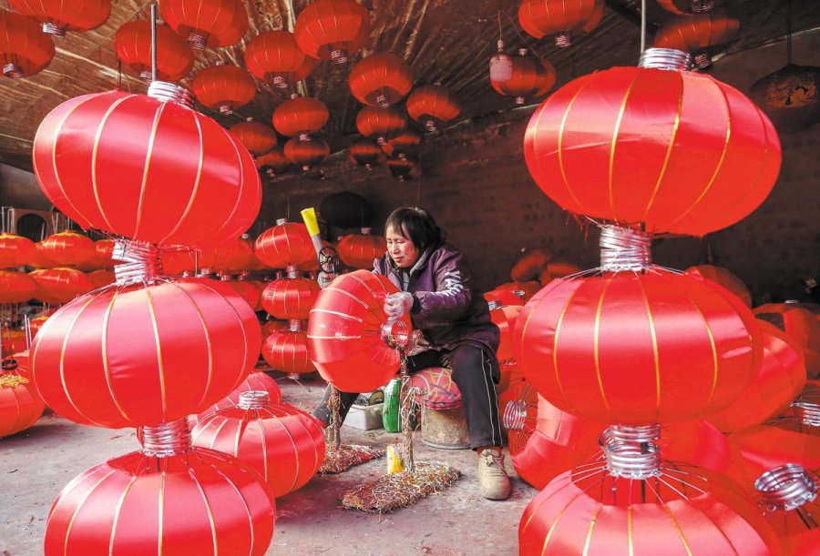 Lanterns light way for Shanxi village