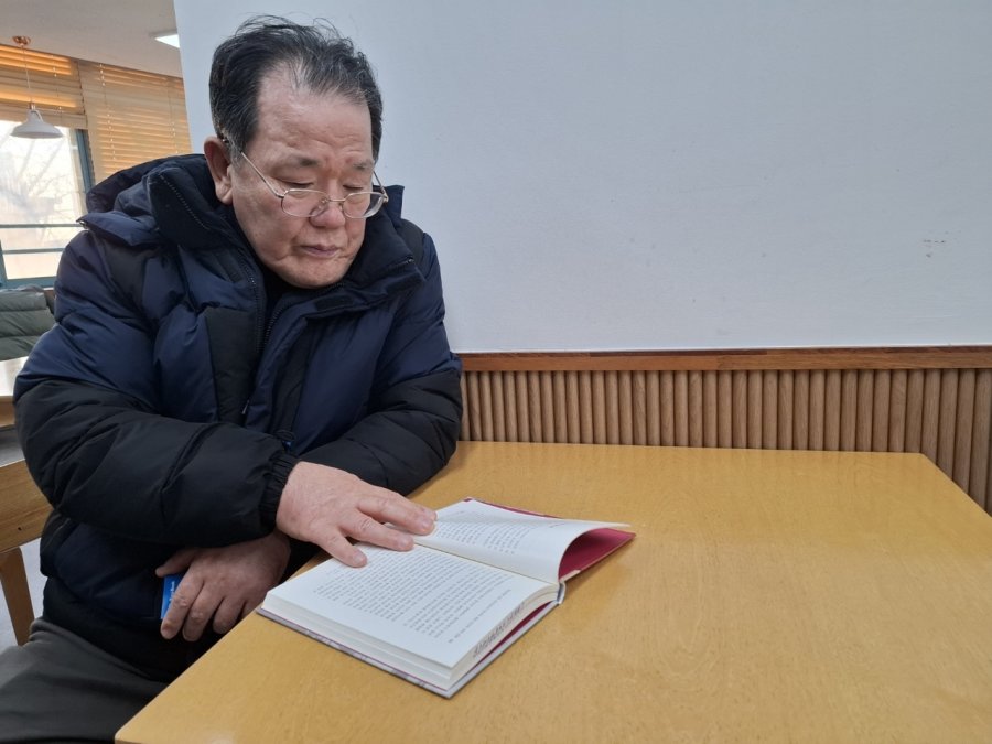 Retired men are the main demographic at South Korea's libraries. Why?