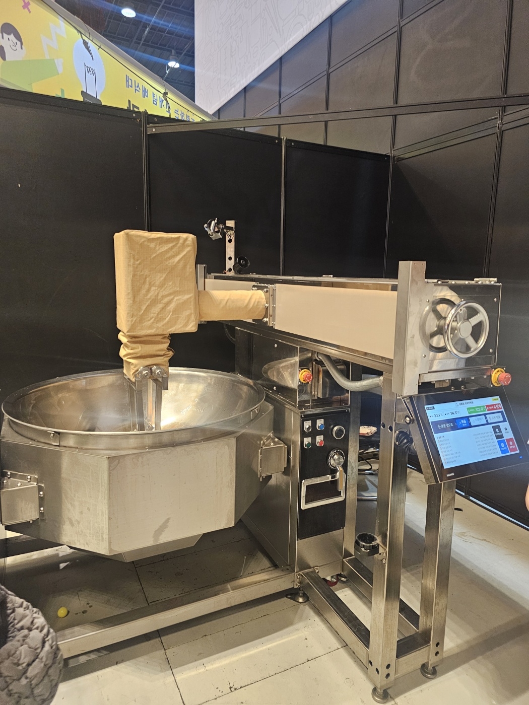What are robot chefs cooking up for South Korea’s struggling school kitchens?