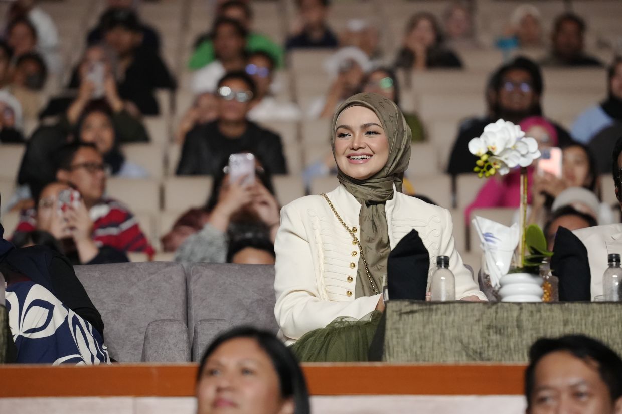 'Thank You, Malaysia' Indonesian legendary singer Kris Dayanti overwhelmed with local fans at her concert