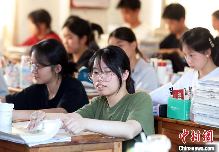 Chinese man carries his daughter through 12 years of school to national college admissions exam