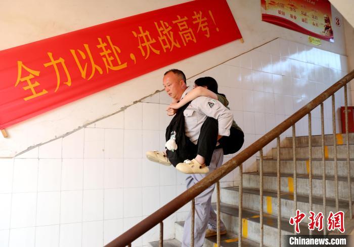 Chinese man carries his daughter through 12 years of school to national college admissions exam