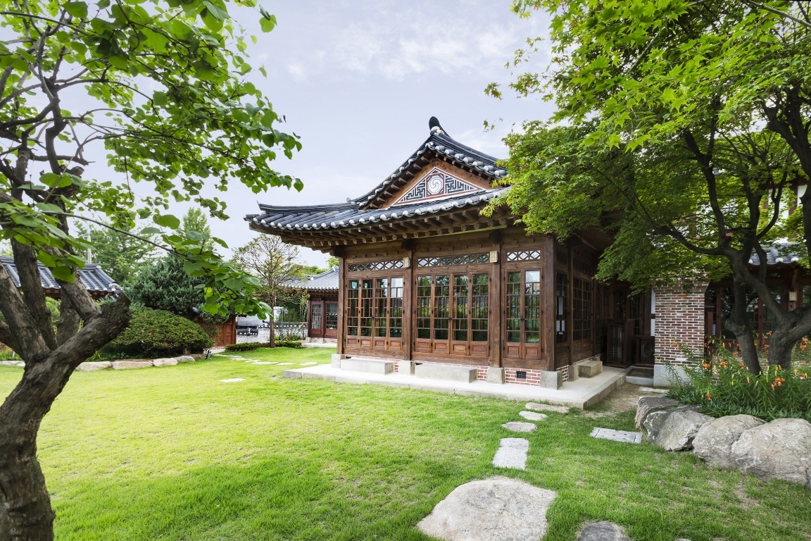 Seoul to expand public wedding venues, perks for newlyweds