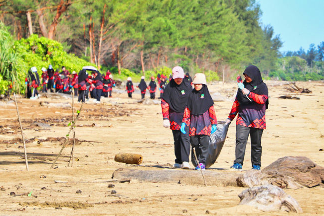Brunei’s young ‘waste heroes’ collect over 300kg of litter in beach clean-up