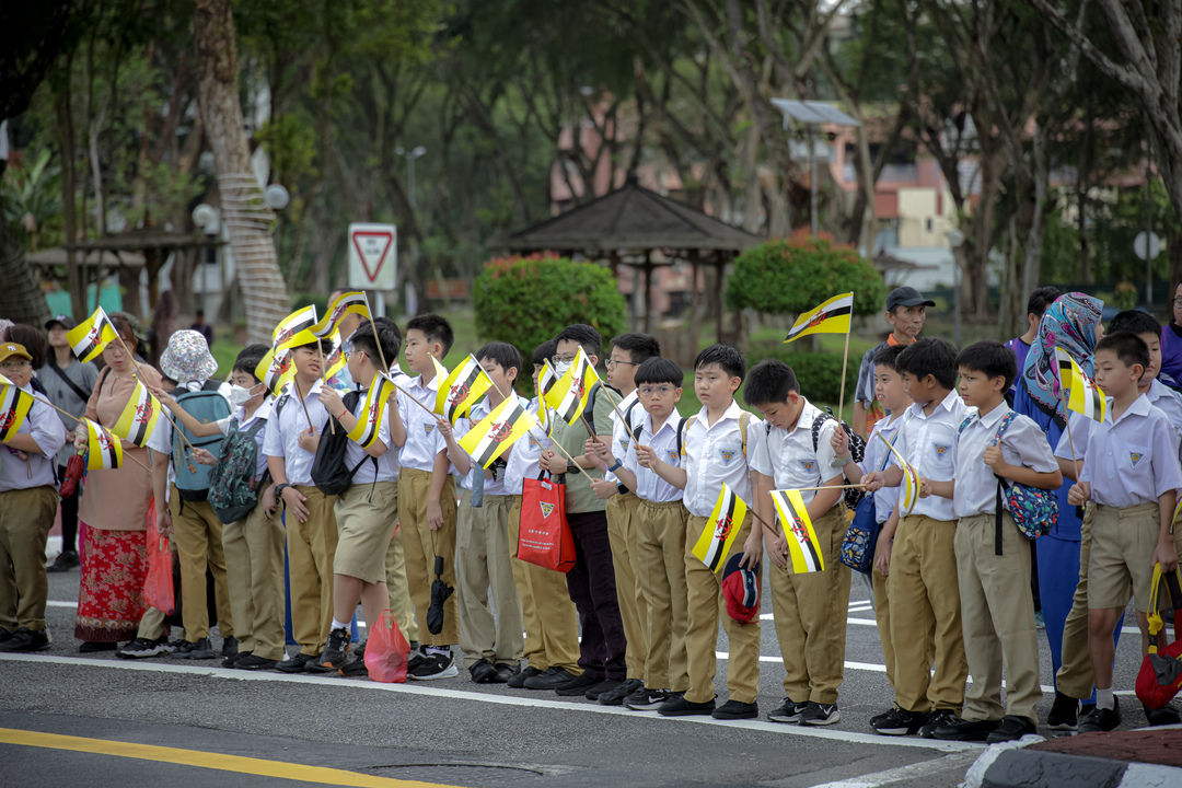 Bruneians pays tribute at Grand Parade to mark Sultan’s 79th birthday