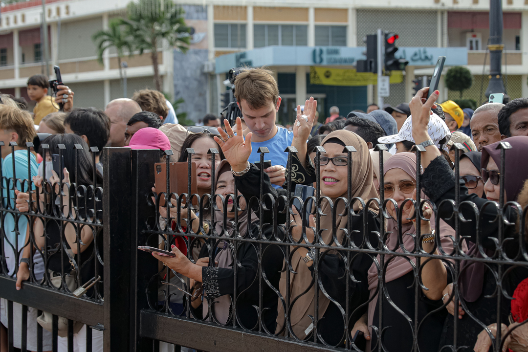 Bruneians pays tribute at Grand Parade to mark Sultan’s 79th birthday