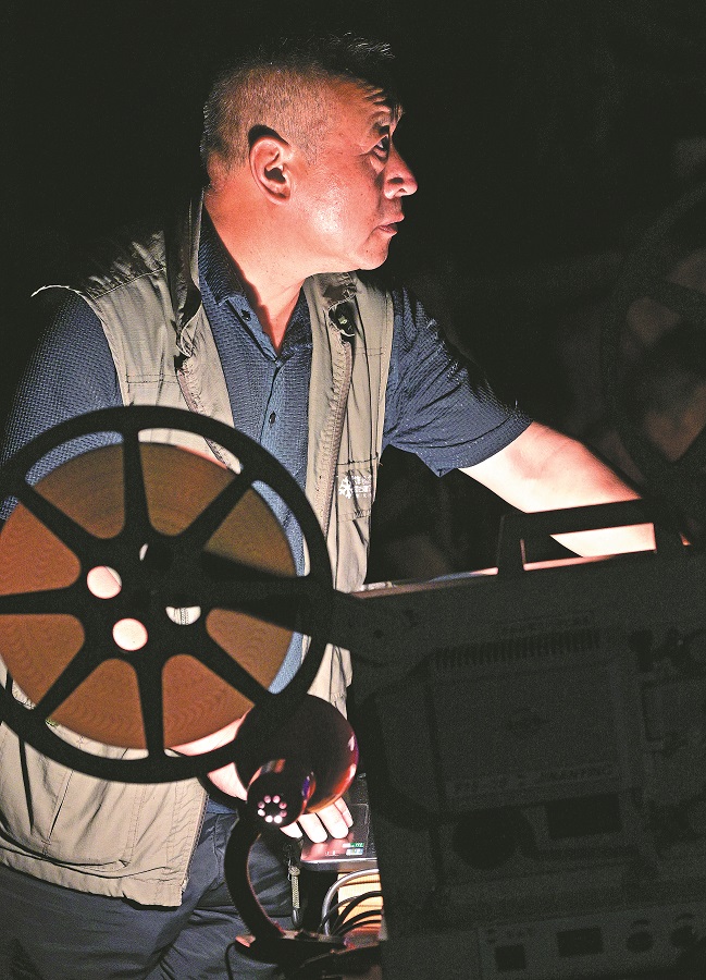 Reel story: Chinese veteran screens vintage movies for free