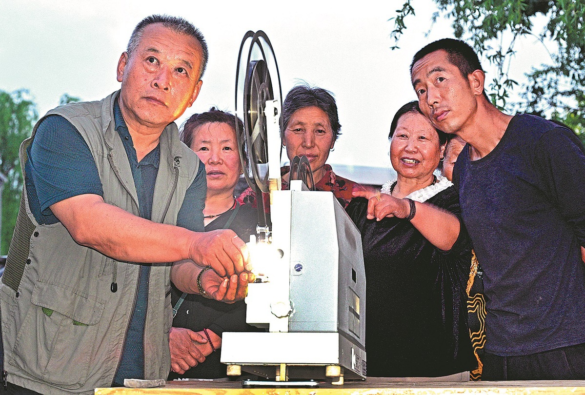 Reel story: Chinese veteran screens vintage movies for free