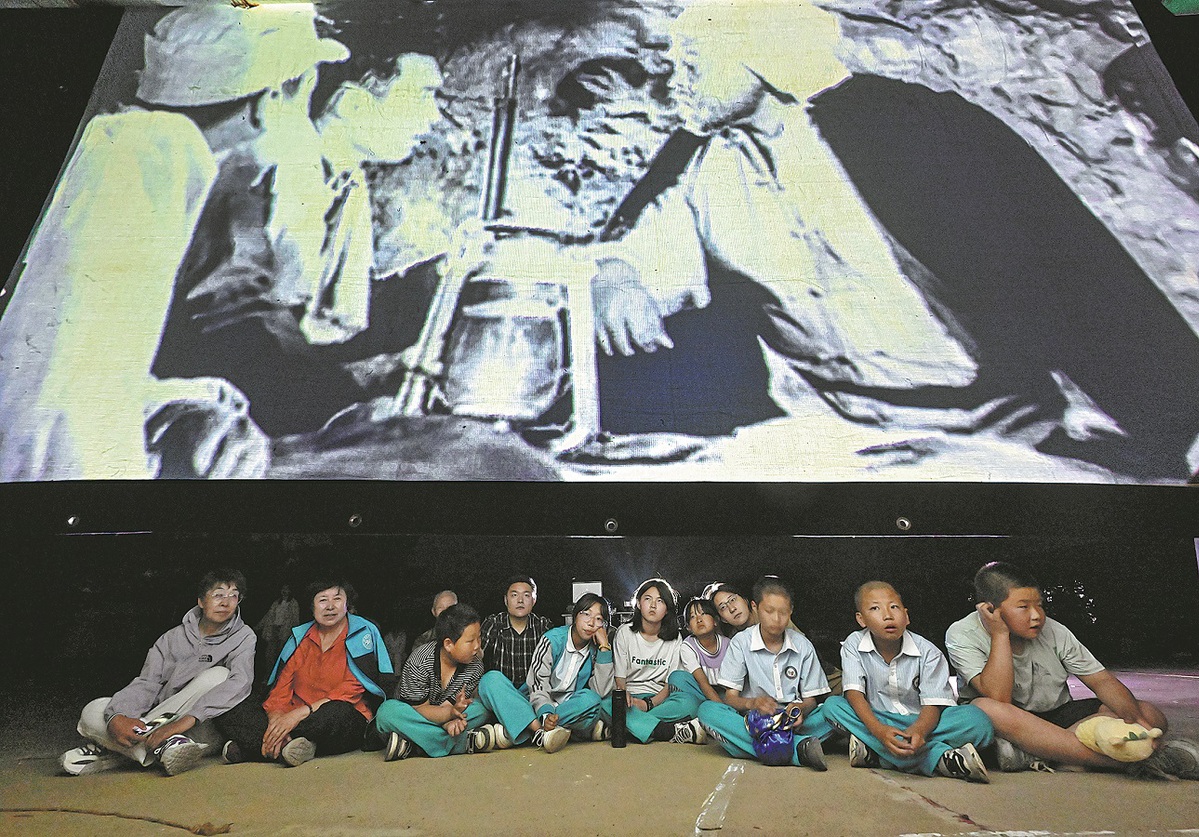 Reel story: Chinese veteran screens vintage movies for free