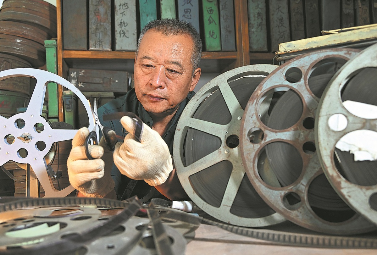 Reel story: Chinese veteran screens vintage movies for free
