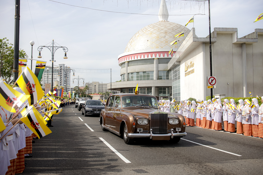 Bruneians pays tribute at Grand Parade to mark Sultan’s 79th birthday