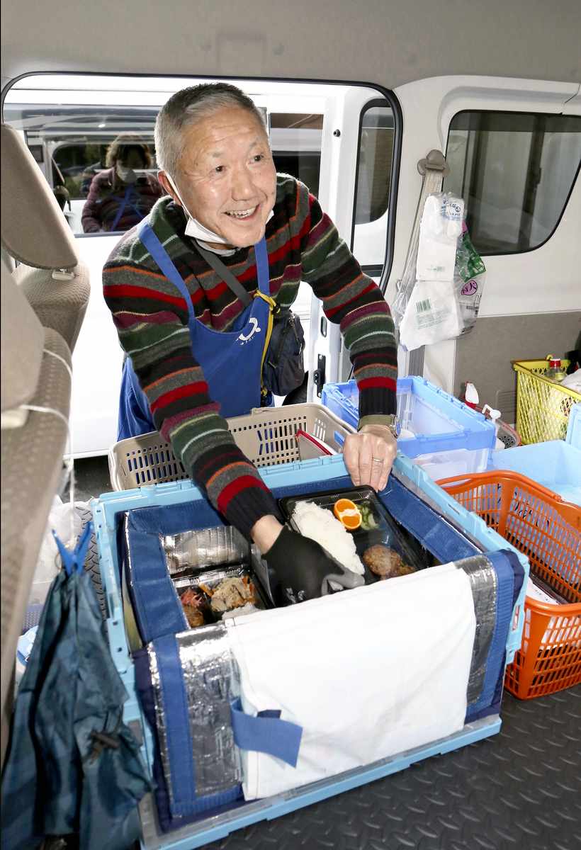 Japanese retirees invigorate their post-work lives by making their community debuts