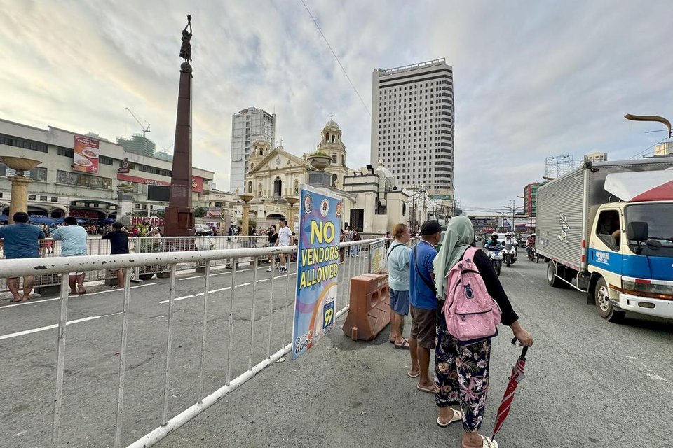 Why does Manila struggle to sustain a lasting hawker culture?