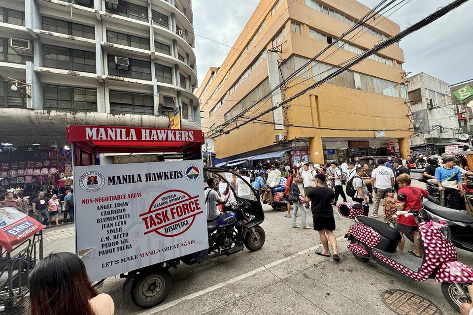 Why does Manila struggle to sustain a lasting hawker culture?