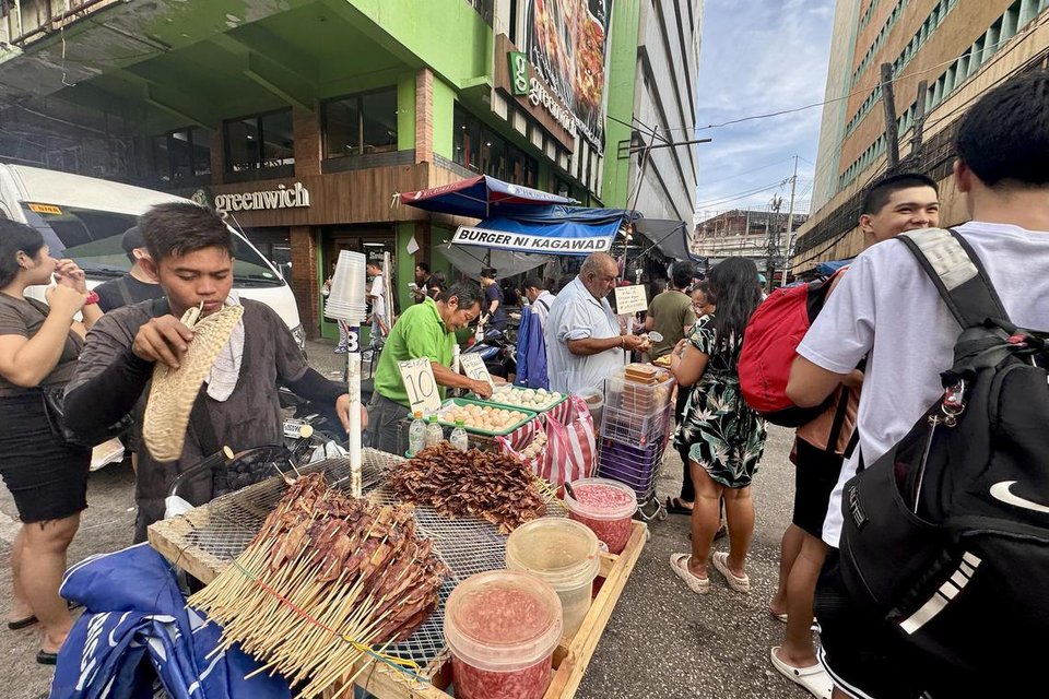 Why does Manila struggle to sustain a lasting hawker culture?