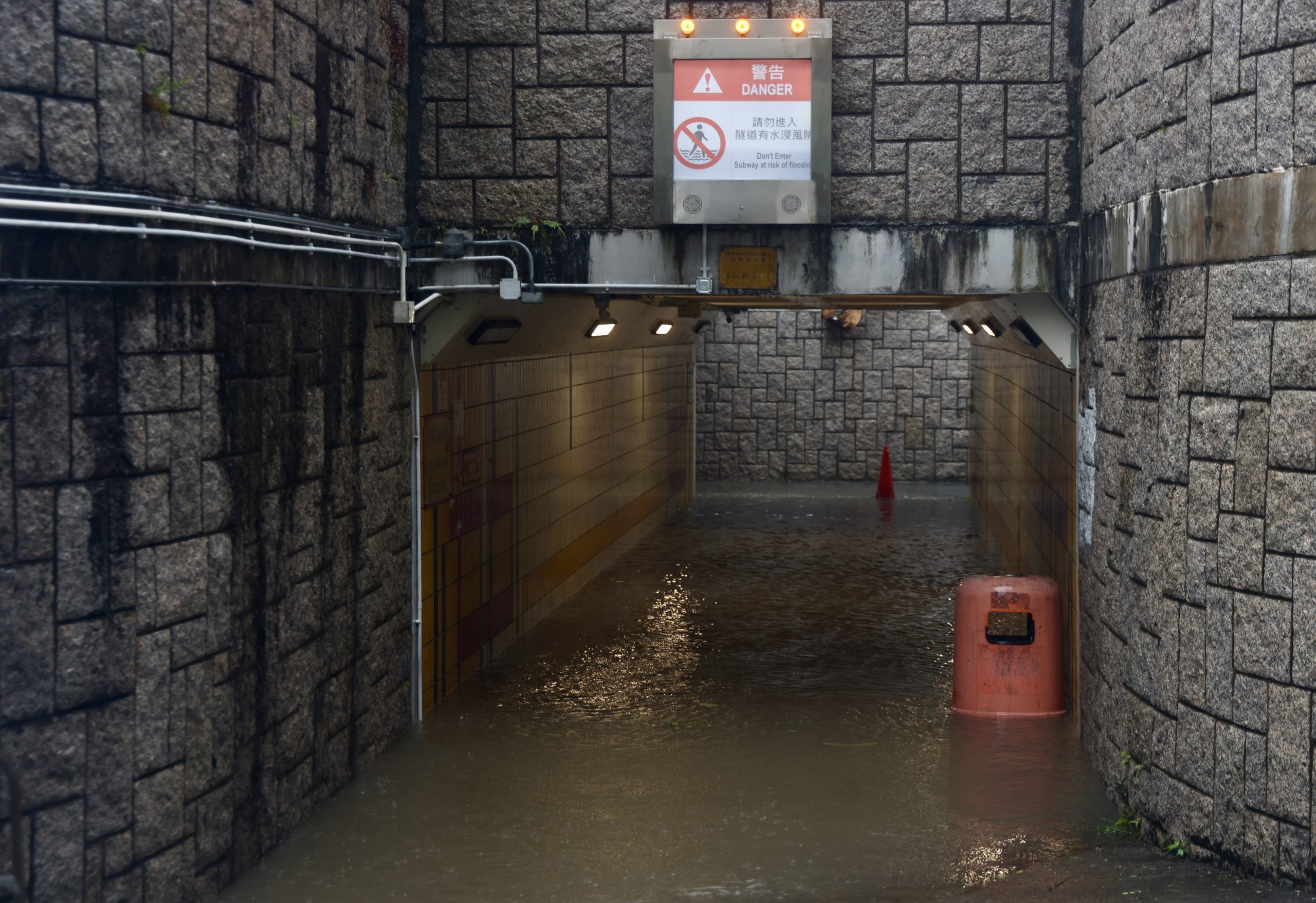 T10 signal as Ragasa batters Hong Kong with hurricane-force winds