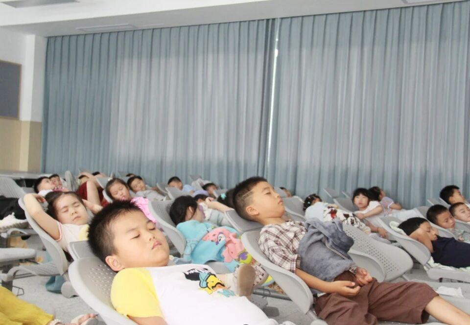Chinese school introduces reclining chairs for student naps