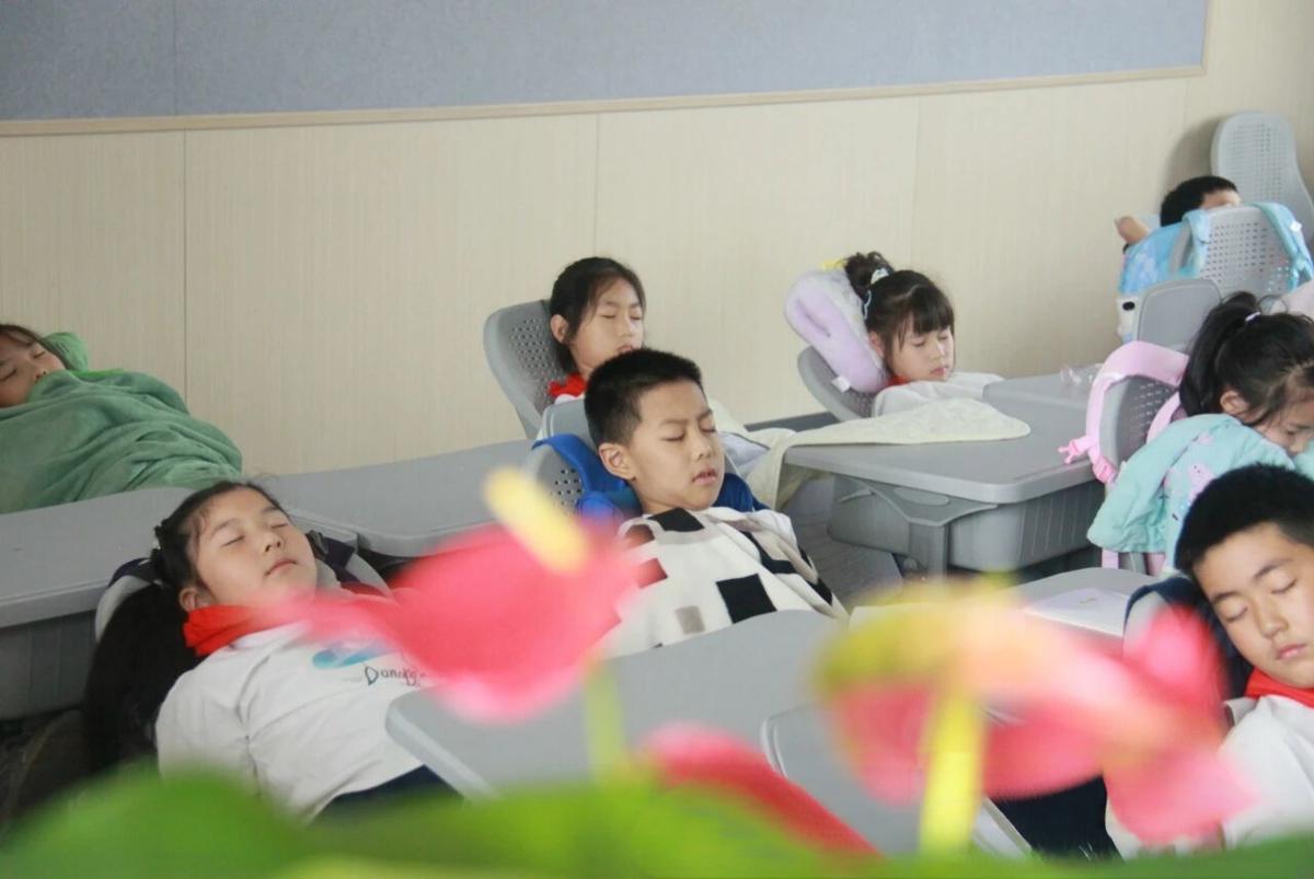 Chinese school introduces reclining chairs for student naps