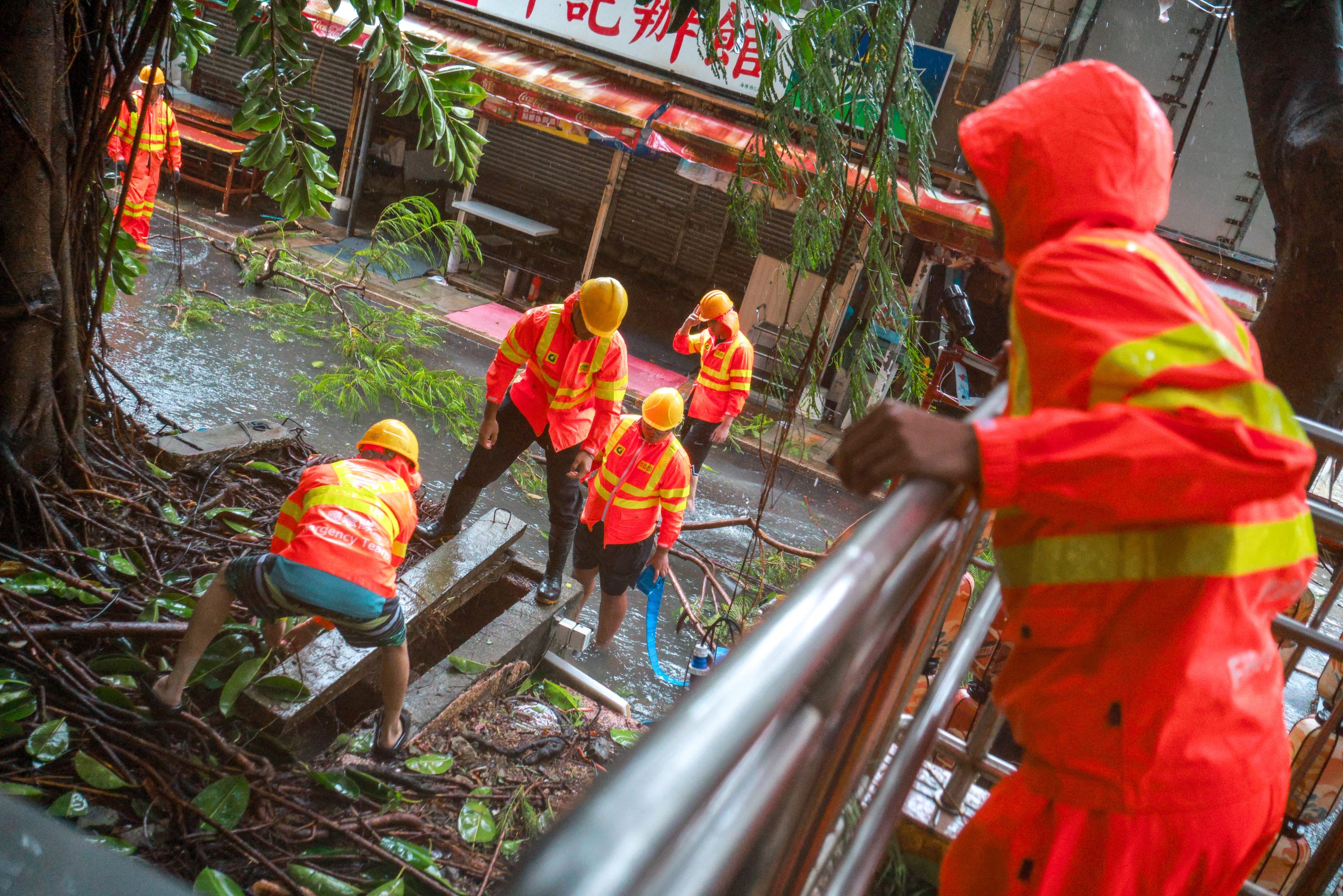 T10 signal as Ragasa batters Hong Kong with hurricane-force winds